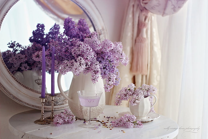 фиолетово-белая сирень цветочная композиция, цветы, свечи, натюрморт, сирень, HD обои