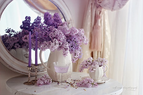 фиолетово-белая сирень цветочная композиция, цветы, свечи, натюрморт, сирень, HD обои HD wallpaper