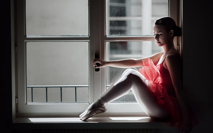 راقصة الباليه تجلس على جانب النافذة ، باليرينا ، الجلوس ، النافذة ، الجانب، خلفية HD