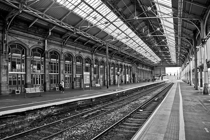 gråskalefoto av tågräcke, svartvitt, järnväg, arkitektur, gammal byggnad, tågstation, HD tapet