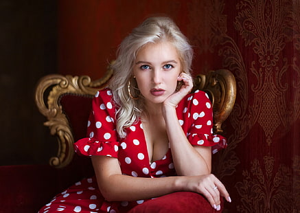 Кристина Артемева, жени, Максим Максимов, на точки, рокля, сини очи, седнал, портрет, розови нокти, деколте, HD тапет HD wallpaper