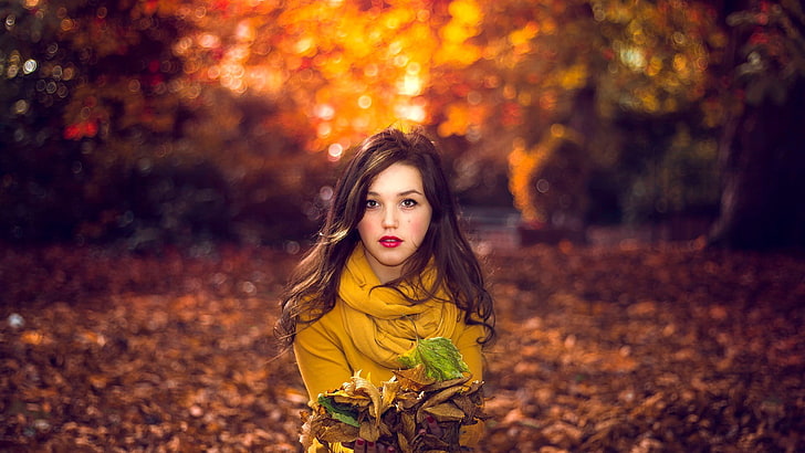brązowy top damski, kobieta ubrana w żółtą bluzkę z długimi rękawami, kobiety, brunetki, kobiety na zewnątrz, jesień, liście, Tapety HD