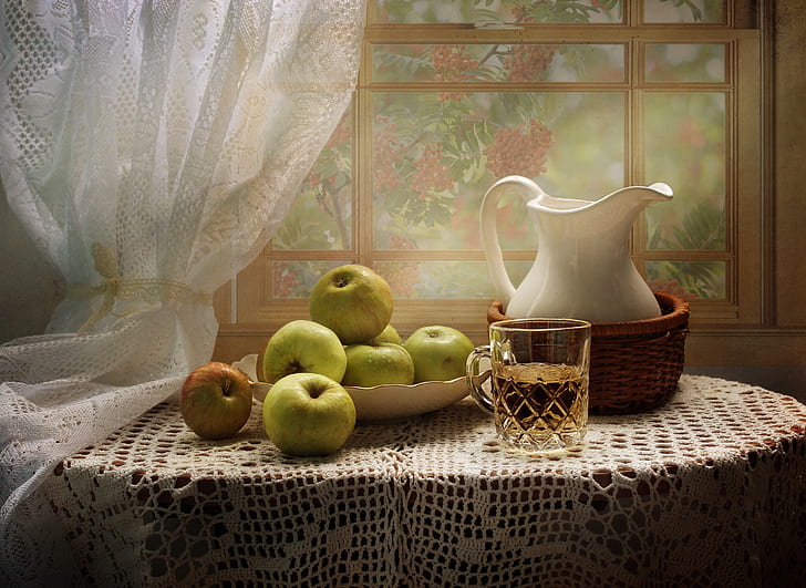 stół, jabłka, okno, sok, talerz, kubek, dzban, martwa natura, mokra, zasłona, obrus, Tapety HD