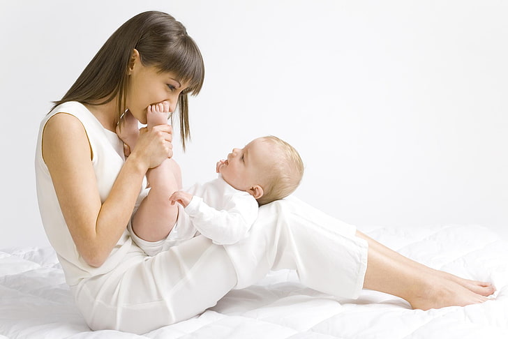 women's white sleeveless to p, joy, children, woman, baby, legs, mom, child, motherhood, HD wallpaper