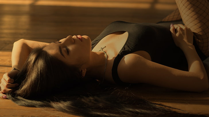 women, model, long hair, brunette, cleavage, lying down, HD wallpaper