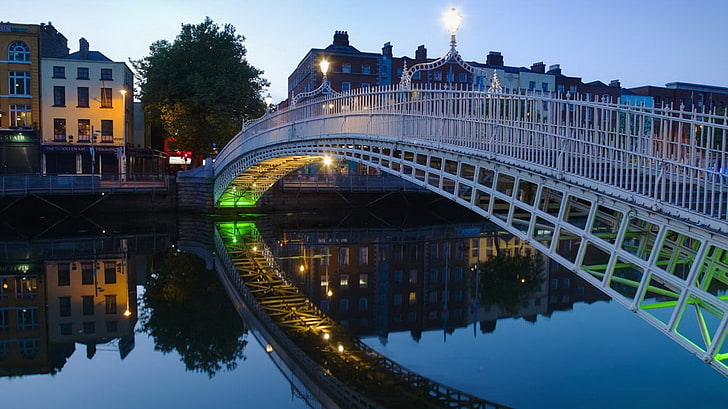 белый стальной мост над водоемом, город, городской пейзаж, мост, ночь, Дублин, HD обои