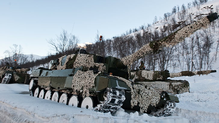 جرار أسود ورمادي ، Leopard 2 ، 2a6m ، 2A5 ، MBT ، دبابة ، النرويج ، غابة ، كامو ، شتاء، خلفية HD
