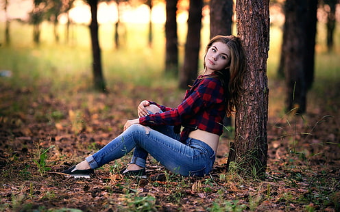 bosque, modelo, mujer, camisa, jeans rotos, Fondo de pantalla HD HD wallpaper