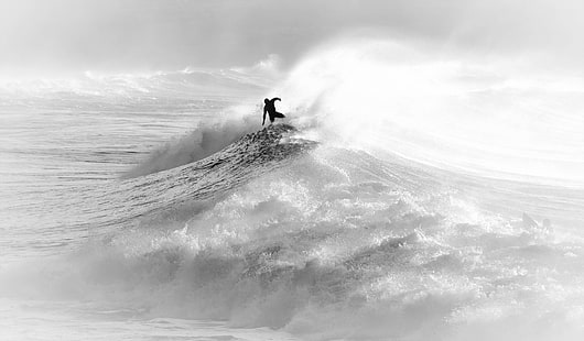 파도, 파도에 서퍼의 서핑하는 사람, 회색조 사진, HD 배경 화면 HD wallpaper