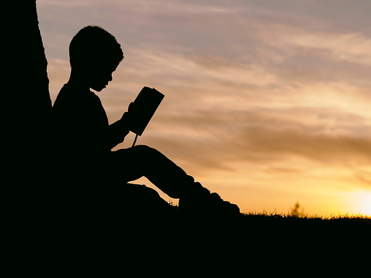 本、子供、シルエット、本、日没を読んでいる少年のシルエット、 HDデスクトップの壁紙