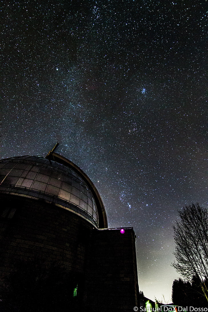 Edificio de hormigón bajo noche estrellada, estrellas, galaxia, astronomía, Fondo de pantalla HD, fondo de pantalla de teléfono