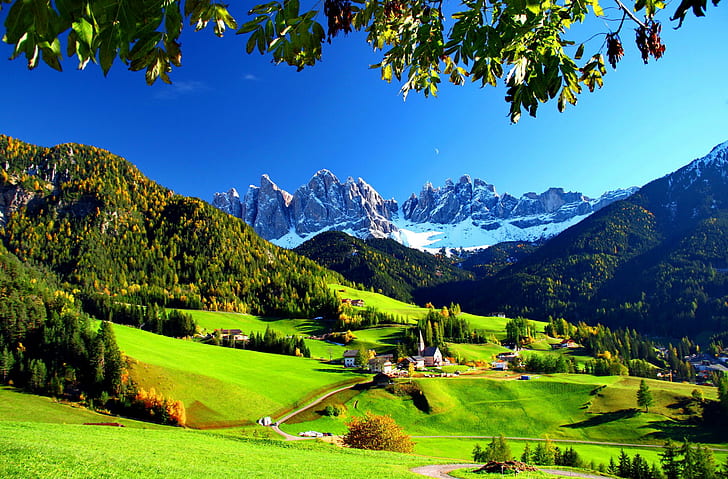 Val di Funes-Italia, campo de hierba verde, encantador, montaña, agradable, naturaleza, hermoso, vegetación, árboles, pendiente, Italia, vilalge, casas, verano, paraíso, Fondo de pantalla HD