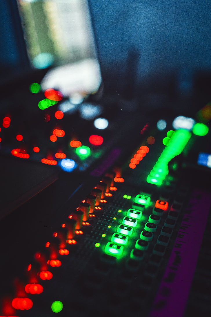 緑と赤のLEDボタン、ミキシングコンソール、バックライト、DJ、電子機器、グレア、 HDデスクトップの壁紙、 スマホの壁紙