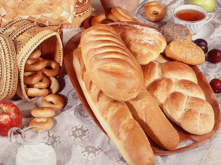 verschiedene gebackenes Brot, Tee, Brot, Apfel, Pflaume, HD-Hintergrundbild