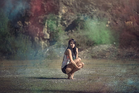 donna in canotta bianca e pantaloncini corti neri, donna, modella, bruna, a piedi nudi, colorata, donne all'aperto, Sfondo HD HD wallpaper