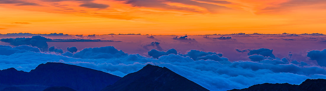 silhouette de montagne, Hawaï, Haleakala, aube, paysage, montagnes, nuages, ciel, lever du soleil, orange, bleu, violet, 32: 9, double affichage, deux moniteurs, affichage multiple, Fond d'écran HD HD wallpaper