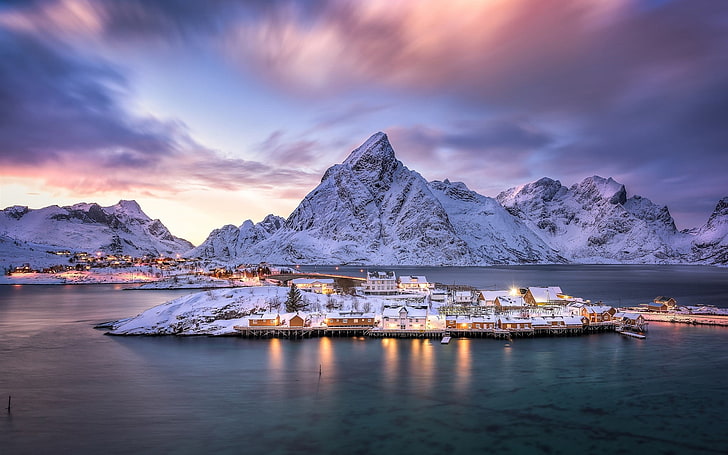 beyaz dağ, doğa, manzara, norveç, dağlar, akşam, gün batımı, deniz, ada, köy, ev, ışıklar, yansıma, bulutlar, uzun pozlama, kar, kış, fiyort, Lofoten, Lofoten Adaları, HD masaüstü duvar kağıdı