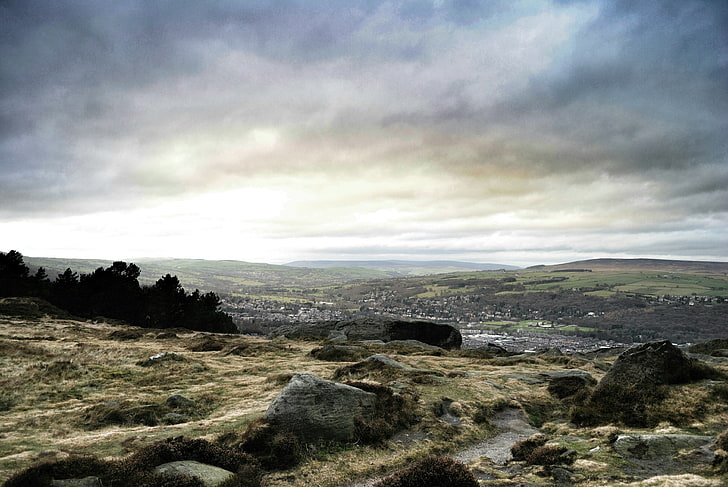 grünblättrige Wiese, Ilkley, England, Hügel, Landschaft, Felsen, Straße, Wolken, Wald, Bäume, HD-Hintergrundbild
