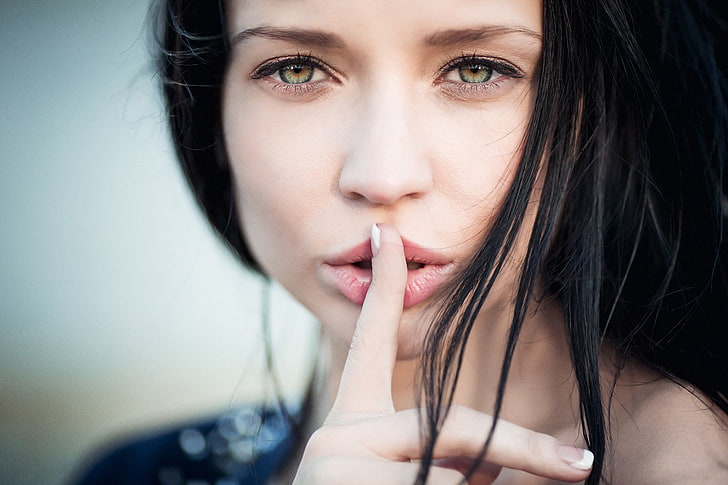 Angelina Petrova, doigt sur les lèvres, yeux noisette, femmes, modèle, visage, Fond d'écran HD