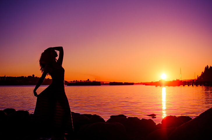 黄金の時間 女の子 太陽 日没 都市 川 シルエットの間に水の体の横に立っている女性のシルエット Hdデスクトップの壁紙 Wallpaperbetter