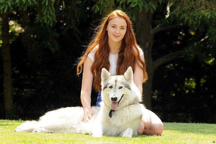 Sophie Turner and adult Alaskan malamute, Sophie Turner, Game of Thrones, actress, women, redhead, dog, animals, women outdoors, HD wallpaper