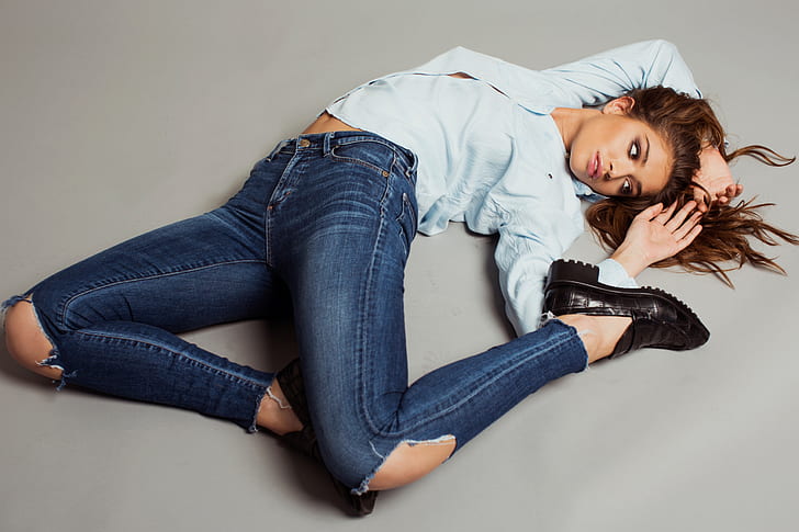 Daniela Lopez Osorio, kvinnor, modell, colombianska, jeans, trasiga jeans, liggande på ryggen, på golvet, enkel bakgrund, brunett, HD tapet