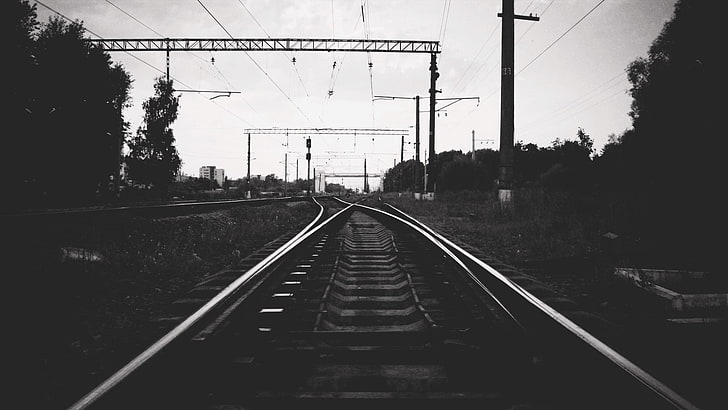 Graustufenfoto der Zugschiene, Eisenbahn, einfarbig, HD-Hintergrundbild