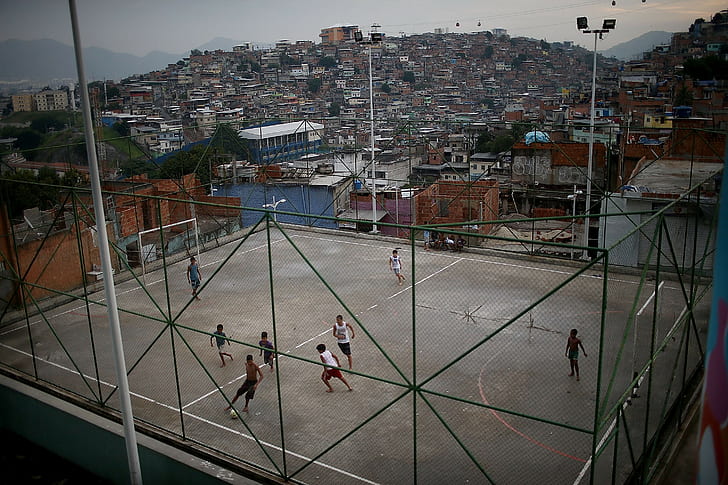 Stadt, Straße, Fußbälle, Favela, grüner Stahlzyklonzaun, Stadt, Straße, Fußbälle, Favela, HD-Hintergrundbild