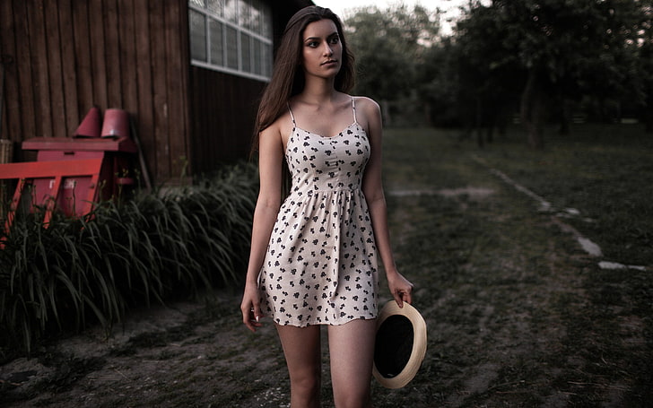 mini vestido con correa de espagueti floral blanco y negro para mujer, mujer, retrato, vestido, sombrero, mujer al aire libre, árboles, Fondo de pantalla HD