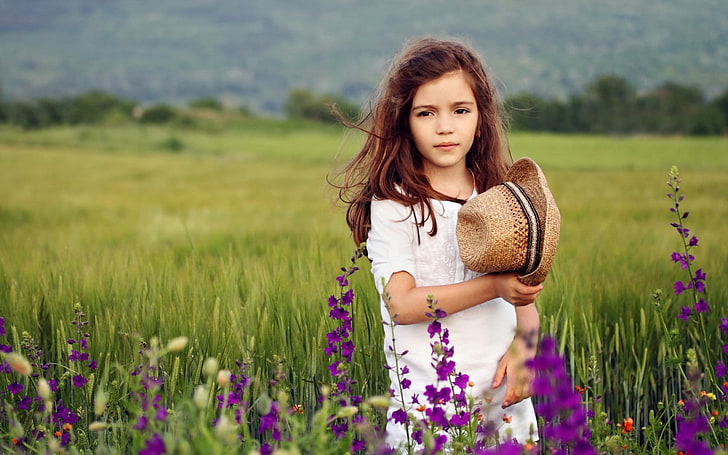 Cute Girl In Flowers Field, белое платье девушки с рукавами 3/4, Детка, цветок, милый, фиолетовый, девушка, HD обои
