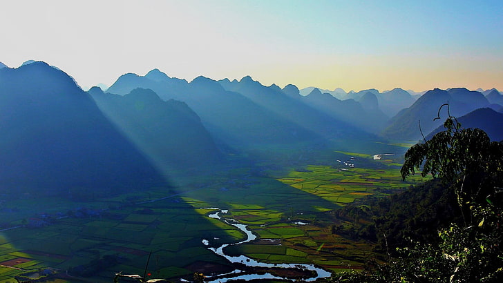 montanha e terra verde, paisagem, natureza, montanhas, névoa, vale, rio, campo, raios de sol, Vietnã, luz solar, sombra, céu claro, manhã, fazenda, HD papel de parede
