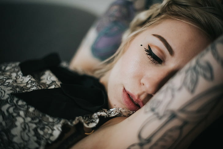wanita, berambut pirang, tato, berbaring telentang, mata tertutup, Wallpaper HD