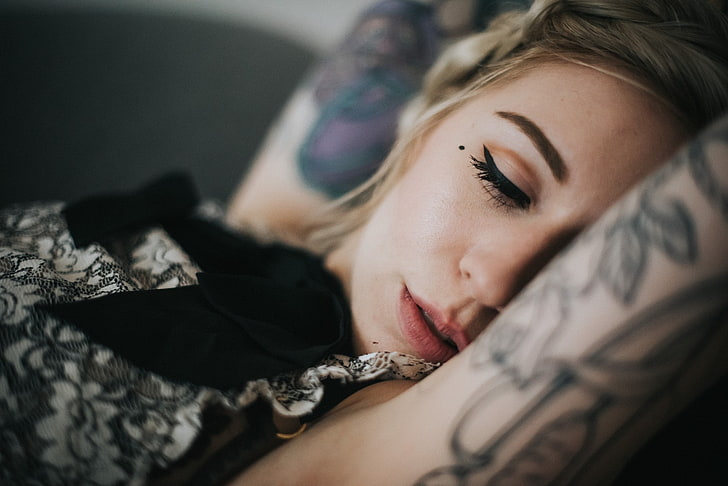 mujer, acostada boca arriba, rubia, ojos cerrados, tatuaje, Fondo de pantalla HD