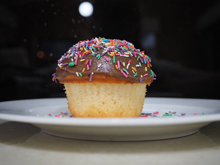 cupcake with sprinkles, cupcake, sprinkling, dessert, HD wallpaper