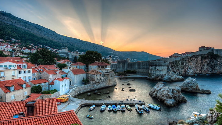 Дубровник, Хърватия, Европа, залив, лъчи, море, слънчеви лъчи, сгради, градски пейзаж, лодки, скали, HD тапет