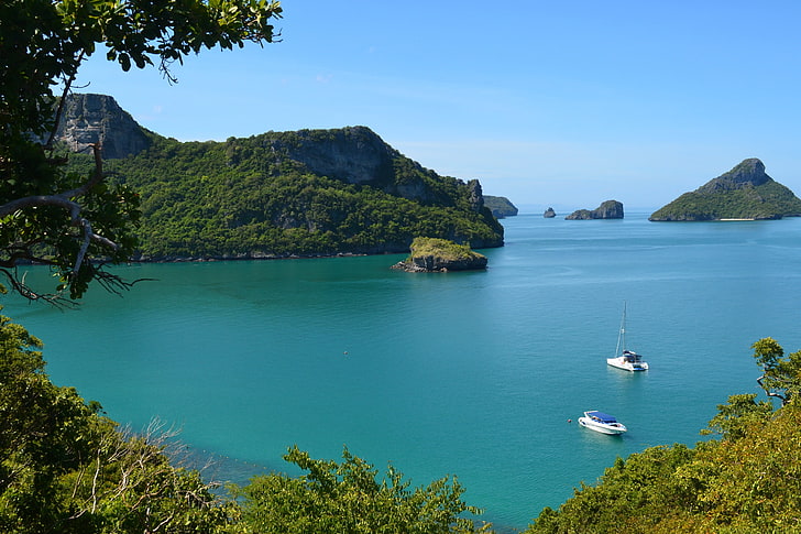 dwie białe łodzie, morze, drzewa, góry, ocean, łódka, Tajlandia, katamaran, przyroda., Tapety HD