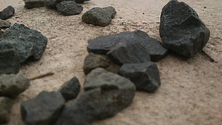 schwarzes und graues Steinfragment, Steine, Sand, HD-Hintergrundbild