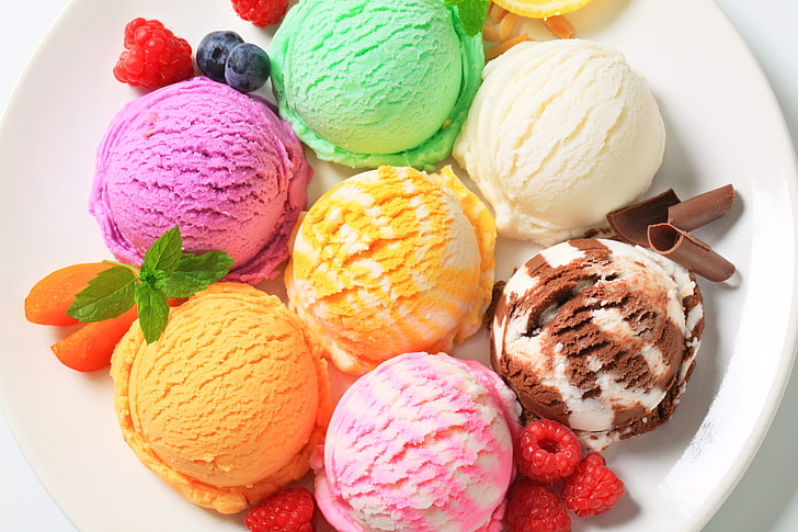 各種フレーバーアイスクリーム、ボール、ベリー、ラズベリー、チョコレート、ブルーベリー、プレート、アイスクリーム、異なる、デザート、カット、 HDデスクトップの壁紙