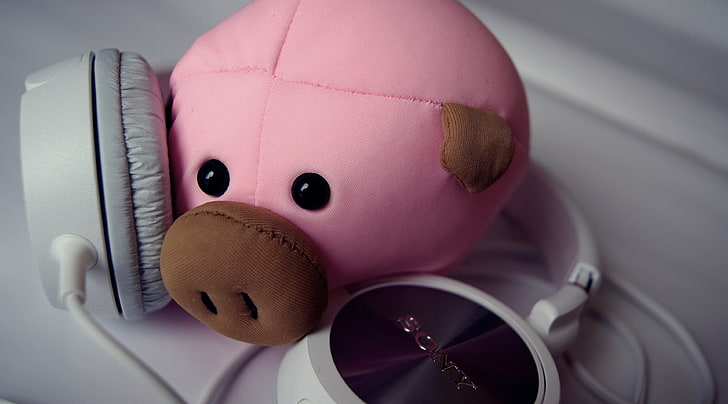 Schwein und Kopfhörer, weiße schnurgebundene Sony-Kopfhörer, Lustig, Musik, Fotografie, Sony, Nahaufnahme, Kopfhörer, Spielzeug, rosa Schwein, HD-Hintergrundbild