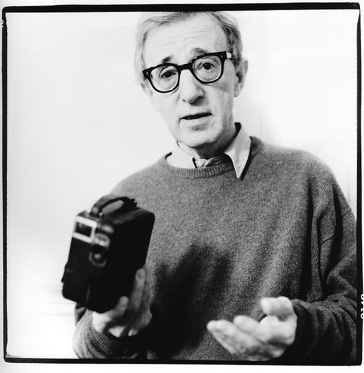 gråskalefoto av mannen som bär tröja, män, filmregissörer, skådespelare, Woody Allen, svartvit, glasögon, kamera, vit bakgrund, tavelramar, gamla foton, filmkorn, HD tapet, telefon tapet