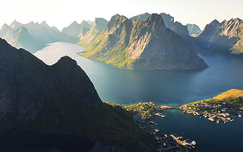 natura, paesaggio, Reine, Isole Lofoten, Norvegia, mattina, luce del sole, montagne, mare, cittadina, Sfondo HD HD wallpaper