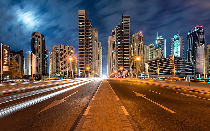 Дубай Объединенные Арабские Эмираты Городской пейзаж с освещенными небоскребами Шоссе в ночные часы Ultra Hd Обои для рабочего стола Мобильные телефоны и ноутбуки 3840 × 2400, HD обои