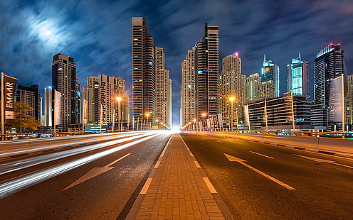 Dubai Emirados Árabes Unidos Paisagem urbana com arranha-céus iluminados Rodovia no meio da noite Ultra Hd Wallpapers para desktop Celulares e laptop 3840 × 2400, HD papel de parede HD wallpaper