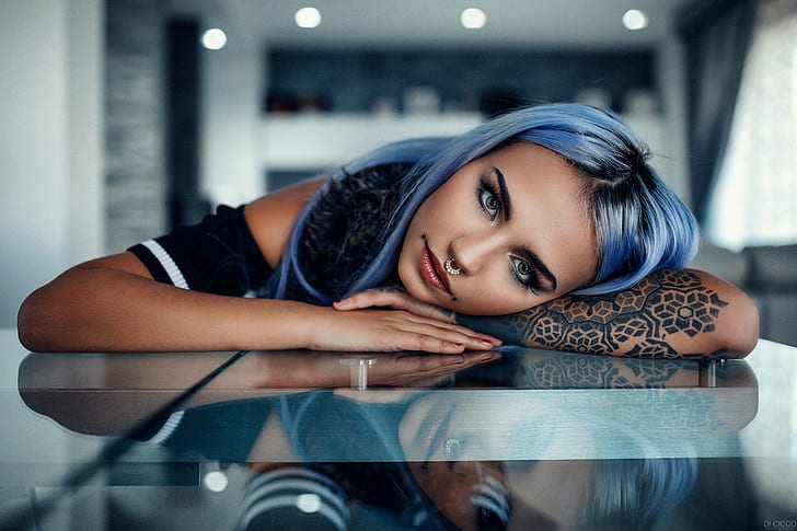 Felisja Piana, glass, table, Fishball Suicide, portrait, women, nose rings, tattoo, tanned, reflection, dyed hair, HD wallpaper