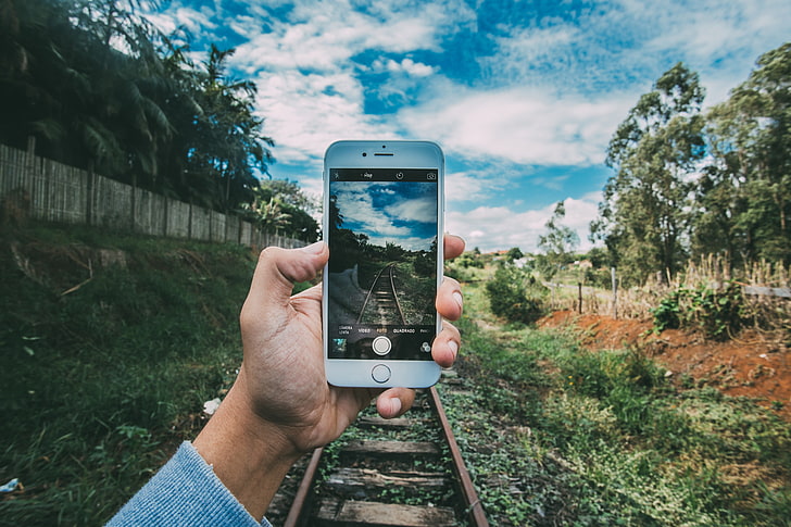 pessoa tirando foto da ferrovia durante o dia, telefone, mãos, paisagem, ferrovia, natureza, iPhone, HD papel de parede