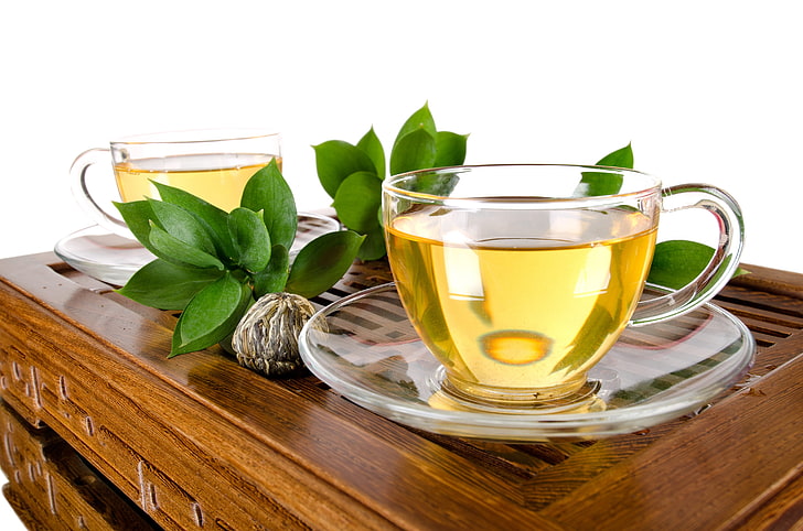 ถ้วยน้ำชาใสพร้อมจานรองชาถ้วยดอกไม้พื้นหลังสีขาว, วอลล์เปเปอร์ HD