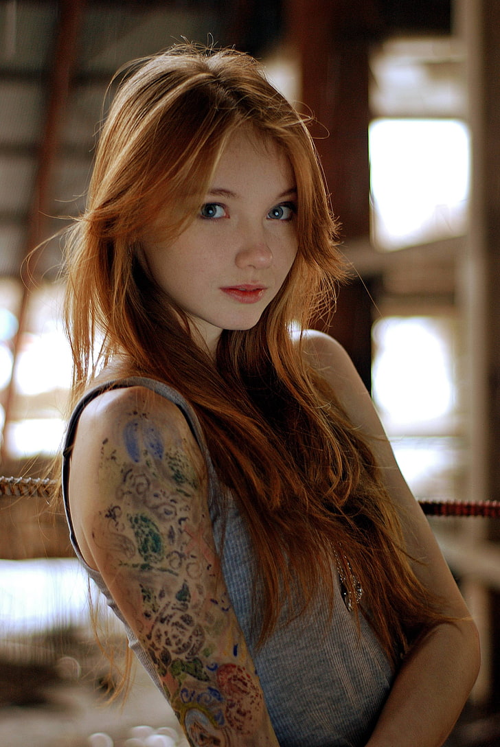 Atasan tanpa lengan abu-abu wanita, Olesya Kharitonova, model, berambut merah, wanita, tato, Wallpaper HD, wallpaper seluler