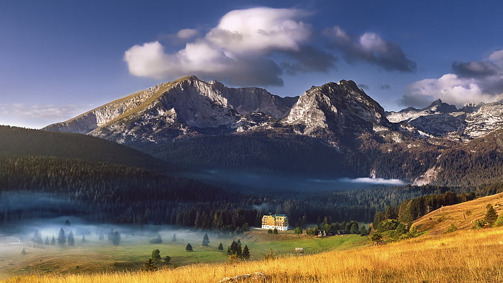 منزل تحت الجبل - خلفيات Windows 10 HD ، سلسلة جبال بيضاء وخضراء، خلفية HD