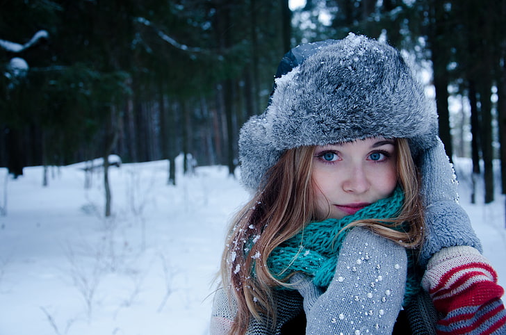 kvinnors grå päls, vinter, kvinnor, handskar, långt hår, blå ögon, blond, roliga hattar, kvinnor utomhus, snö, HD tapet