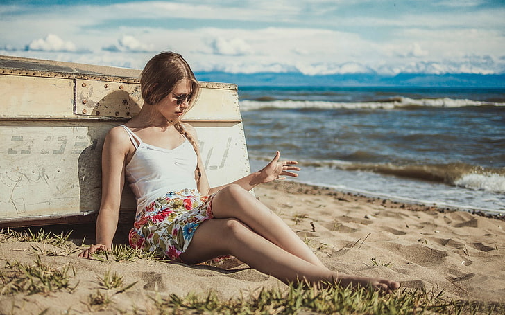 mulher no topo de cinta de espaguete branco sentado na praia de areia, mulheres, óculos de sol, tops brancos, saia, com os pés descalços, praia, mulheres ao ar livre, pernas, tranças, HD papel de parede